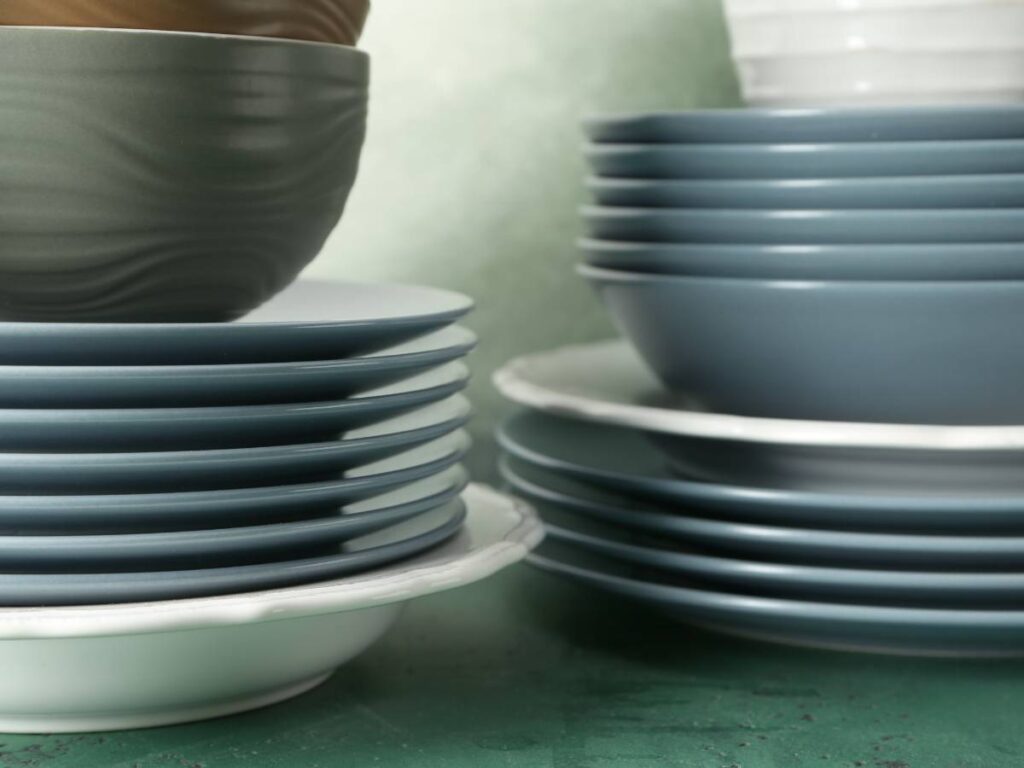best plastic dinnerware and tableware picks in many color and styles