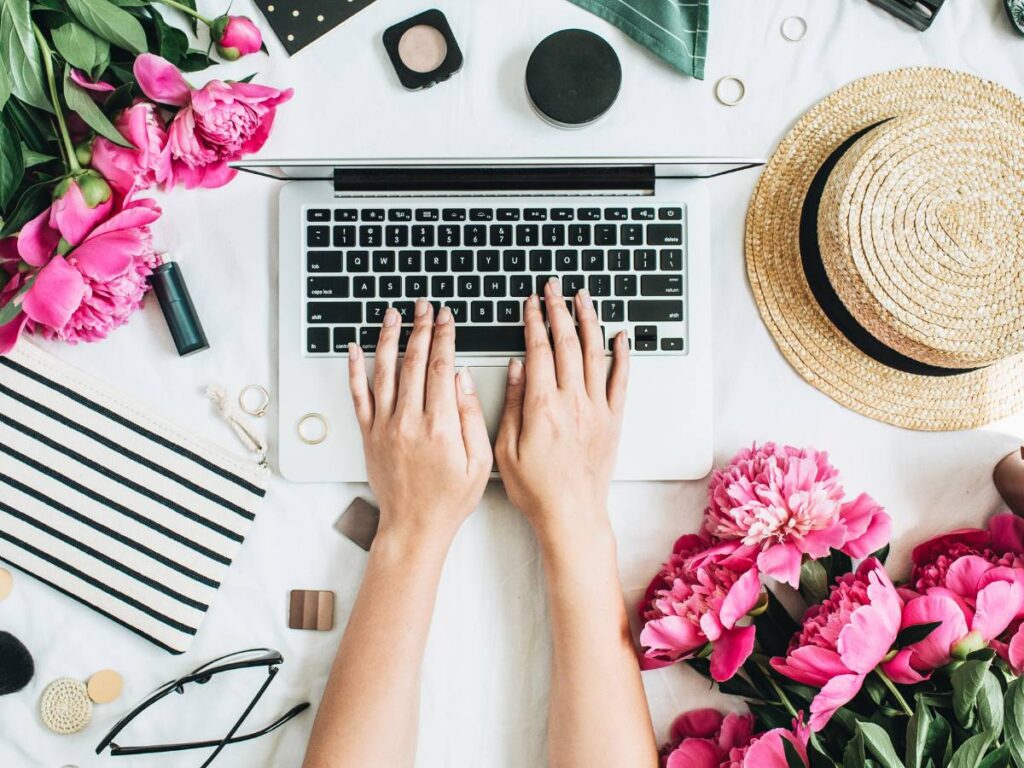 how to make money blogging with easy and sometimes free blogging tools